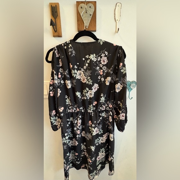 Floral Black Dress with open shoulders - Picture 5 of 5